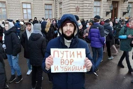 Обложка статьи «Ждем тебя, возвращайся быстрее»: активист Палагнюк стал новой жертвой серийного доносчика Булатова